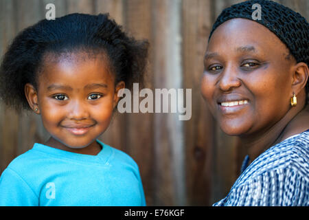 Portrait of cute fille africaine à côté de mère. Banque D'Images