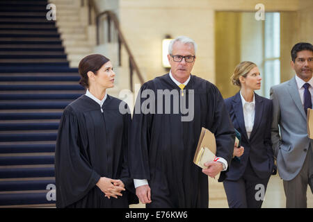 Les juges et les avocats marchant à travers courthouse Banque D'Images