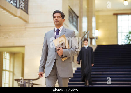 Avocat marche à travers courthouse Banque D'Images