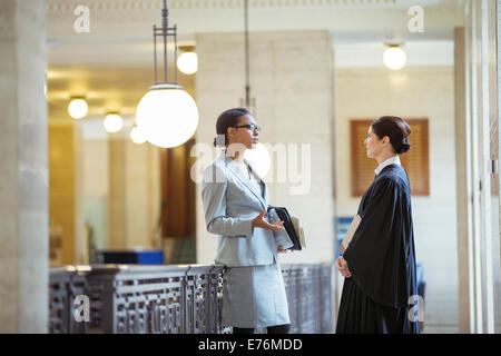 Juge et avocat en conversation courthouse Banque D'Images