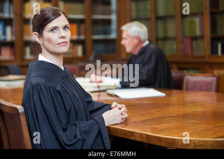 Avocat assis à table de réunion en chambres Banque D'Images