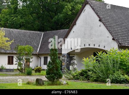 Vue de l'ancienne propriété de NS Ministre de la propagande Josef Goebbels sur l'enceinte de l'ancien collège de la FDJ (Jugendhochschule) dans Bogensee (Brandebourg), Allemagne, 08 septembre 2014. Photo : Patrick Pleul/dpa Banque D'Images