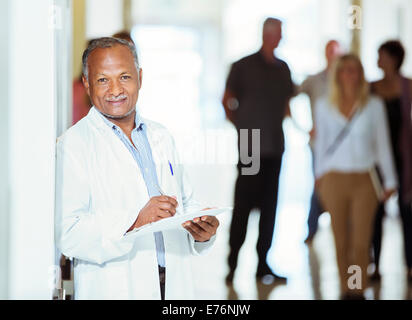 Doctor smiling in hospital Banque D'Images