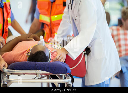 Doctor examining patient Banque D'Images
