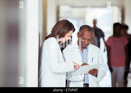 Lecture des médecins à l'hôpital medical chart Banque D'Images