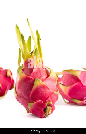 Fruits exotiques dragon rose, selective focus on premier fruit, isolé sur fond blanc Banque D'Images