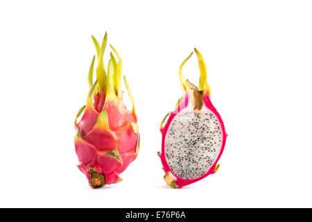 Dragon deux fruits, et demi, isolé sur fond blanc Banque D'Images