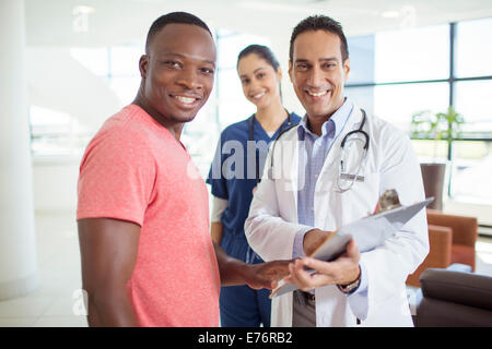 Médecin et patient smiling in hospital Banque D'Images