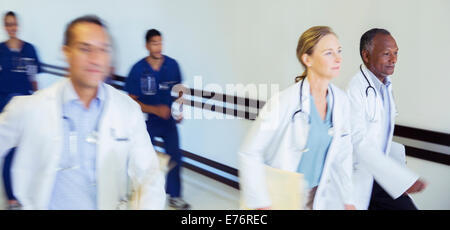 Doctors rushing in hospital hallway Banque D'Images