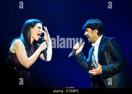 Auteur-compositeur-interprète pop italienne Laura Pausini effectue live au Centre James L. Knight avec : Laura Pausini,Luis Fonsi Où : Miami, Florida, United States Quand : 02 Mars 2014 Banque D'Images