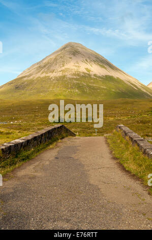 Glamaig Hill vu de Sligachan Pont, île de Skye, Ecosse, Royaume-Uni Banque D'Images