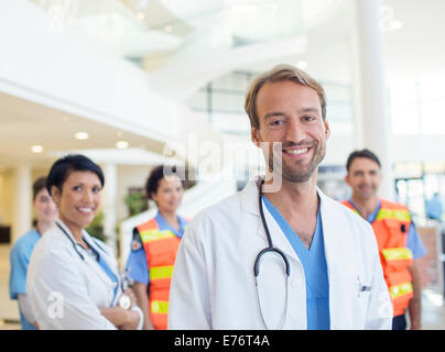 Doctors smiling in hospital Banque D'Images