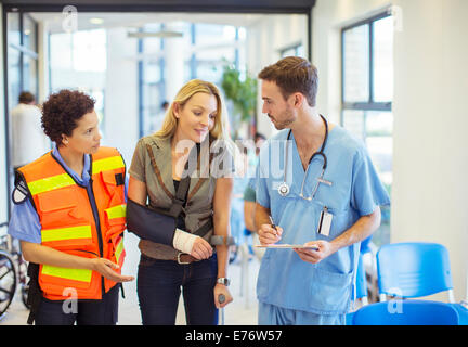 Les infirmières et paramédicaux, talking to patient in hospital Banque D'Images