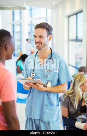 Nurse talking to patient in hospital Banque D'Images