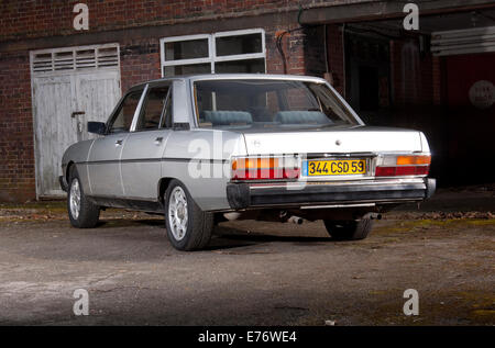 Peugeot 604 voiture classique française, début 80s modèle Banque D'Images