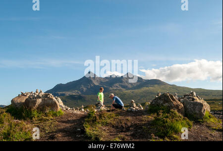 Père et Fils construire pierre Cairn sous Sgurr nan Gillean de montagne Gamme Cuillin, Sligachan, île de Skye, Écosse, U Banque D'Images