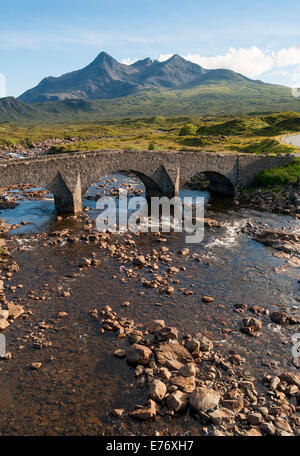 Pont à Sligachan Sgurr nan Gillean de montagne Gamme Cuillin, Ile de Skye, Ecosse, Royaume-Uni Banque D'Images