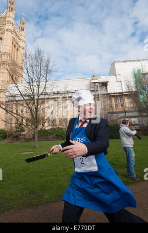 Les journalistes et les députés en concurrence pour la charité à l'assemblée annuelle qui a eu lieu sur Crêpes parlementaire Victoria Tower Gardens dans le centre de Londres. En vedette : Lord Redesdale Où : London, Royaume-Uni Quand : 04 Mars 2014 Banque D'Images