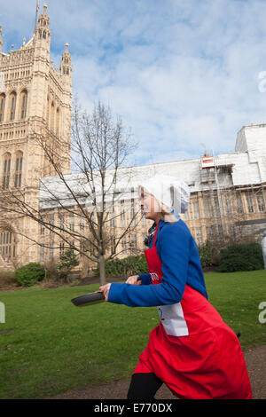 Les journalistes et les députés en concurrence pour la charité à l'assemblée annuelle qui a eu lieu sur Crêpes parlementaire Victoria Tower Gardens dans le centre de Londres. En vedette : Sophy Ridge Où : London, Royaume-Uni Quand : 04 Mars 2014 Banque D'Images