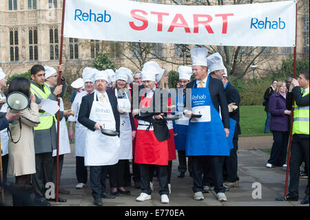 Les journalistes et les députés en concurrence pour la charité à l'assemblée annuelle qui a eu lieu sur Crêpes parlementaire Victoria Tower Gardens dans le centre de Londres. Doté d''atmosphère : où : London, Royaume-Uni Quand : 04 Mars 2014 Banque D'Images