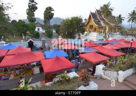 Luang Prabang, Laos - 1 mars, 2014 : marché nocturne à côté de Musée du Palais Royal de Luang Prabang, Laos. Banque D'Images