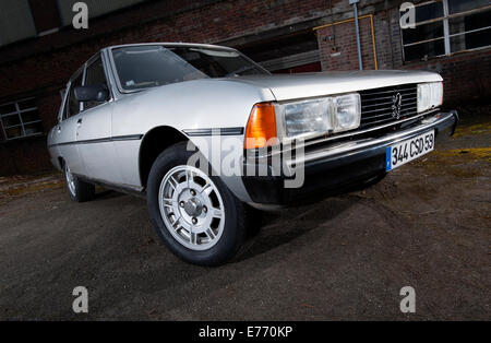 Peugeot 604 voiture classique française, début 80s modèle Banque D'Images