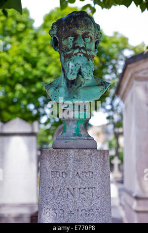 Le buste du peintre impressionniste Edouard Manet sur sa tombe au cimetière de Passy, Paris. Banque D'Images