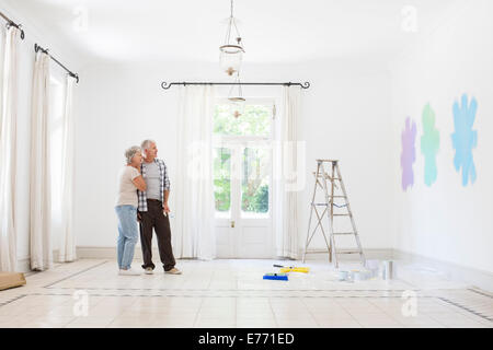 Vieux couple à la peinture à l'ensemble du nuancier Banque D'Images