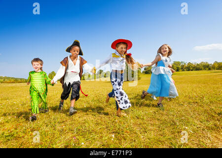 Happy kids run portant les costumes dans park Banque D'Images