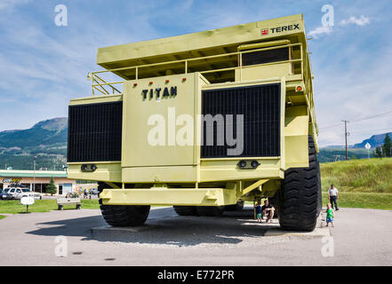 Terex Titan, grand routier pour mines à ciel ouvert, le plus grand camion dans le monde, à l'affiche à Sparwood, en Colombie-Britannique, Canada Banque D'Images