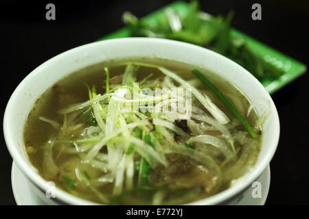 Pho Bo (soupe de boeuf) servi à Ho Chi Minh City, Vietnam. Banque D'Images