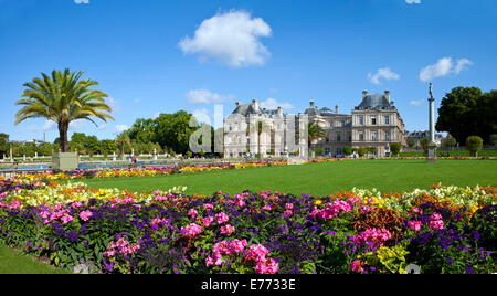 Le magnifique Palais du Luxembourg dans le Jardin du Luxembourg à Paris, France. Banque D'Images