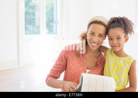 Mère et fille à l'intermédiaire de coupons Banque D'Images