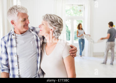 Older couple smiling together in living space Banque D'Images