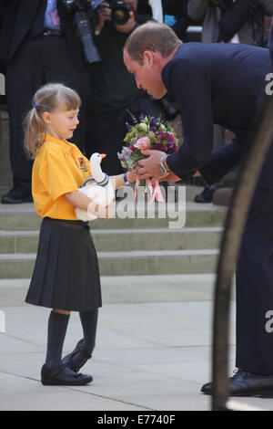 Oxford, UK. Sep 8, 2014. Le prince William reçoit des fleurs et d'un stuff toy à St Hugh College pour ouvrir un nouveau bâtiment. Credit : Pete lusabia/Alamy Live News Banque D'Images