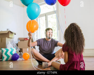 Père et fille jouer avec des ballons Banque D'Images