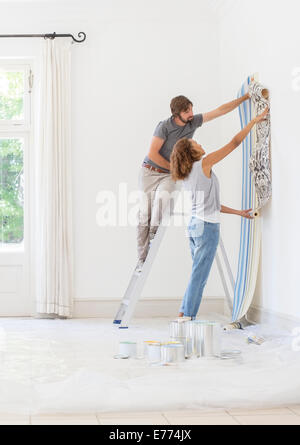 Couple hanging du papier peint Banque D'Images