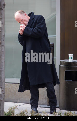 Non rasé un Ed Harris s'allume une cigarette tout en prenant une pause-café, reposant sa tasse sur une corbeille à l'extérieur de son hôtel avec : Ed Harris Où : New York City, New York, United States Quand : 05 Mars 2014 Banque D'Images