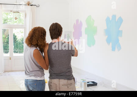 Couple taking photo sur wall with digital tablet Banque D'Images