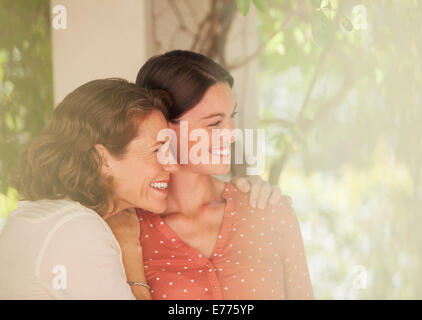 Mother and Daughter hugging outdoors Banque D'Images