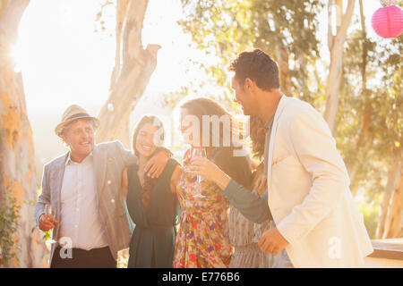 Fête de famille avec boissons Banque D'Images