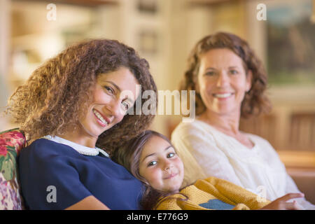 Trois générations de femmes se détendre sur canapé Banque D'Images