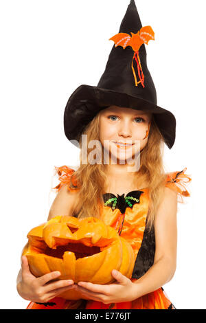 Close-up girl avec citrouille en robe de sorcière Banque D'Images