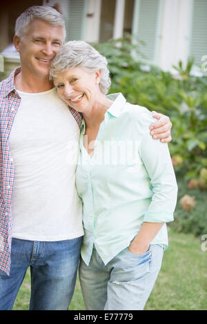 Vieux couple hugging outdoors Banque D'Images