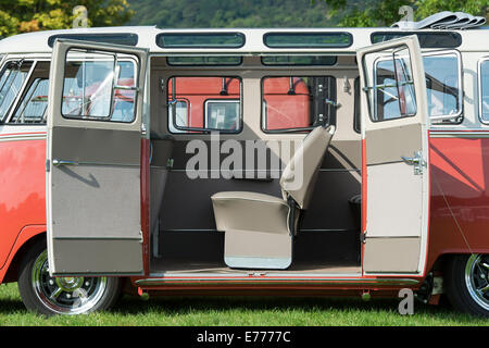 VW Volkswagen écran partagé à l'intérieur de camping-car une VW Show. L'Angleterre Banque D'Images