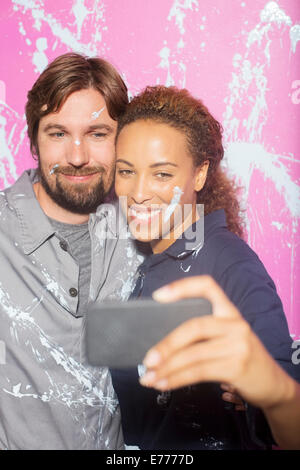 Couple taking photo ensemble on cell phone Banque D'Images