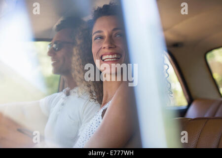 Femme équitation dans voiture avec petit ami Banque D'Images