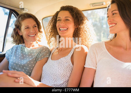 Trois femmes sitting in car backseat ensemble Banque D'Images