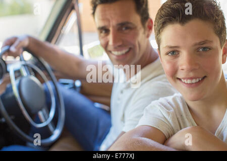 Père et fils équitation dans voiture accompagné Banque D'Images