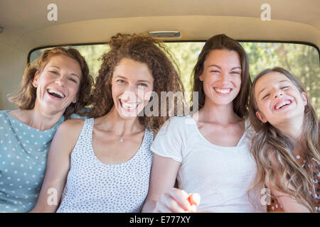 Pour les femmes sitting in car backseat ensemble Banque D'Images